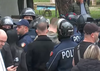 Këlliçi përplaset me efektivët te Kryeministria: Si mund të ndalohet pedagogu se po ecën në rrugë?