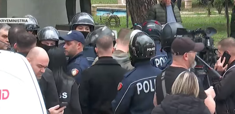 Këlliçi përplaset me efektivët te Kryeministria: Si mund të ndalohet pedagogu se po ecën në rrugë?