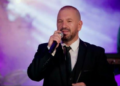 Po pinte kafen e mëngjesit në lokalin ku performonte, një person i maskuar e qëlloi pas shpine! Detaje nga plagosja e këngëtarit në Shkodër
