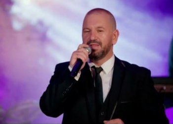 Po pinte kafen e mëngjesit në lokalin ku performonte, një person i maskuar e qëlloi pas shpine! Detaje nga plagosja e këngëtarit në Shkodër