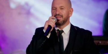Po pinte kafen e mëngjesit në lokalin ku performonte, një person i maskuar e qëlloi pas shpine! Detaje nga plagosja e këngëtarit në Shkodër