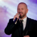Po pinte kafen e mëngjesit në lokalin ku performonte, një person i maskuar e qëlloi pas shpine! Detaje nga plagosja e këngëtarit në Shkodër
