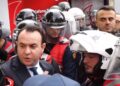 Deputeti Klevis Balliu përplaset me policët: Hapeni rrugën, nuk jeni në perimetrin tuaj