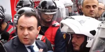Deputeti Klevis Balliu përplaset me policët: Hapeni rrugën, nuk jeni në perimetrin tuaj
