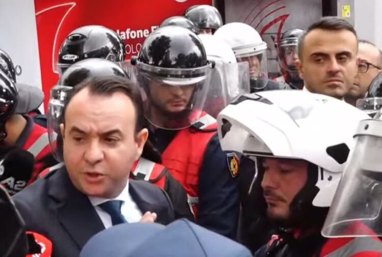 Deputeti Klevis Balliu përplaset me policët: Hapeni rrugën, nuk jeni në perimetrin tuaj