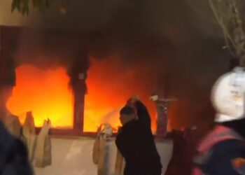 I vihet zjarri Komisariatit nr. 3 në Tiranë, protestuesit hedhin molotovë në katin e parë të godinës