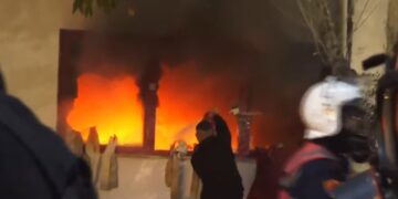 I vihet zjarri Komisariatit nr. 3 në Tiranë, protestuesit hedhin molotovë në katin e parë të godinës