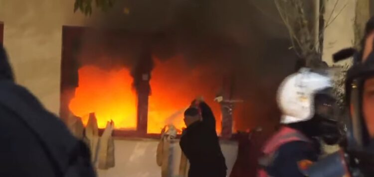 I vihet zjarri Komisariatit nr. 3 në Tiranë, protestuesit hedhin molotovë në katin e parë të godinës