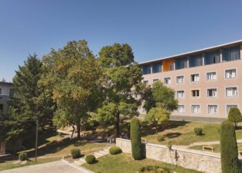 Viti i ri akademik nis me “luftën” për strehim, qiratë në Tiranë 12 herë më të larta se konviktet