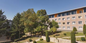 Viti i ri akademik nis me “luftën” për strehim, qiratë në Tiranë 12 herë më të larta se konviktet