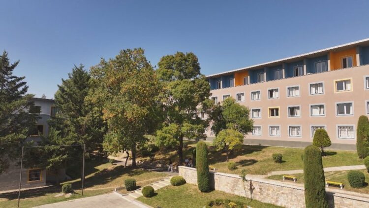 Viti i ri akademik nis me “luftën” për strehim, qiratë në Tiranë 12 herë më të larta se konviktet