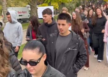 Protesta studentore shtrihet në Korçë, pedagogët dhe studentët bojkotojnë mësimin dhe dalin në marshim