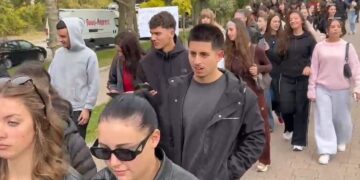Protesta studentore shtrihet në Korçë, pedagogët dhe studentët bojkotojnë mësimin dhe dalin në marshim