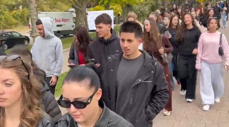 Protesta studentore shtrihet në Korçë, pedagogët dhe studentët bojkotojnë mësimin dhe dalin në marshim