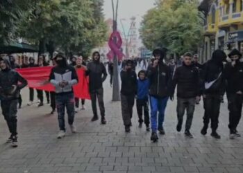 Revolta kundër qeverisë Rama edhe në Korçë, mësuesi u del në krah gjimnazistëve: Ngrini zërin