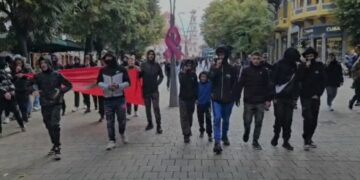 Revolta kundër qeverisë Rama edhe në Korçë, mësuesi u del në krah gjimnazistëve: Ngrini zërin