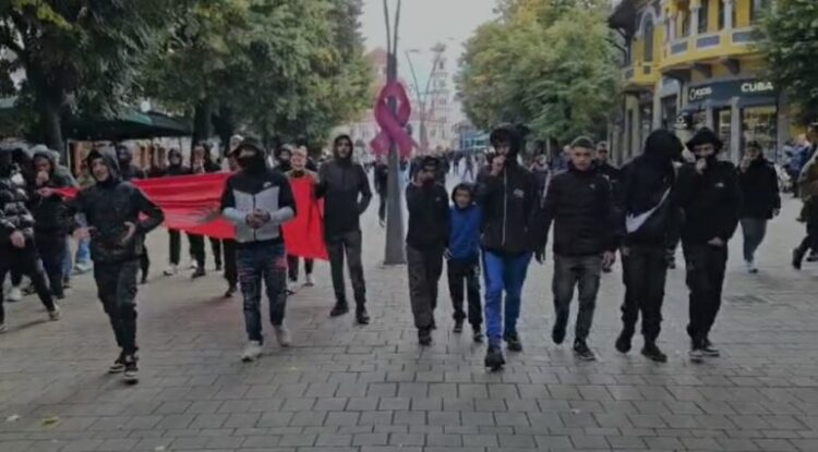 Revolta kundër qeverisë Rama edhe në Korçë, mësuesi u del në krah gjimnazistëve: Ngrini zërin