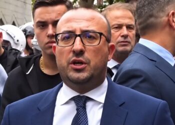 “Policia nuk mund të mbajë këta lloj halesh”/ Korreshi: Efektivi shan dhe i tregon hallatet protestuesve
