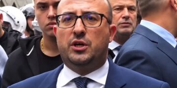 “Policia nuk mund të mbajë këta lloj halesh”/ Korreshi: Efektivi shan dhe i tregon hallatet protestuesve