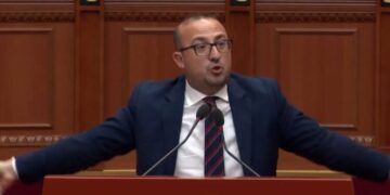 Korreshi ironizon “Praninë Besnike” të qeverisë: E-Albania ka 6 ditë vjen ‘viu-viu’, AKSHI i rruajti lekët