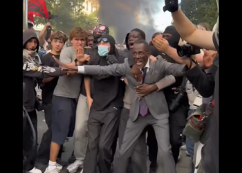Protestat në Francë, kryebashkiaku bëhet “mburojë” për studentët dhe përballet me policinë