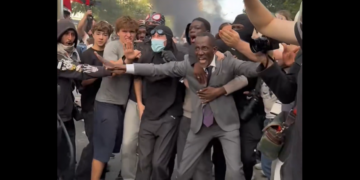 Protestat në Francë, kryebashkiaku bëhet “mburojë” për studentët dhe përballet me policinë
