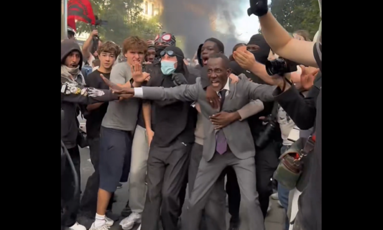 Protestat në Francë, kryebashkiaku bëhet “mburojë” për studentët dhe përballet me policinë