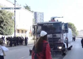 Policia tërhiqet, hapet rruga para Kryeministrisë! Protestuesit paqësorë afrohen para zyrës së Ramës