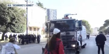 Policia tërhiqet, hapet rruga para Kryeministrisë! Protestuesit paqësorë afrohen para zyrës së Ramës