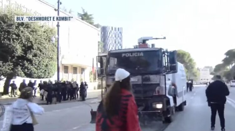 Policia tërhiqet, hapet rruga para Kryeministrisë! Protestuesit paqësorë afrohen para zyrës së Ramës