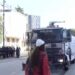 Policia tërhiqet, hapet rruga para Kryeministrisë! Protestuesit paqësorë afrohen para zyrës së Ramës