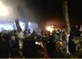 Zjarr pranë “Kullave Binjake”, protestuesit djegin bankat, efektivët hedhin gaz lotsjellës mes turmës