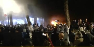 Zjarr pranë “Kullave Binjake”, protestuesit djegin bankat, efektivët hedhin gaz lotsjellës mes turmës