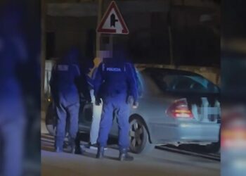 Parandalohet një vrasje për hakmarrje/ Arrestohet vëllai i 40-vjeçarit të vrarë, lëvizte me makinë të blinduar dhe armë