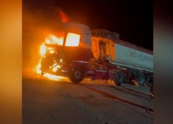 Digjen 4 kamionë dhe një eskavator të një kompanie inertesh në Kurbin! Dyshohet e qëllimshme