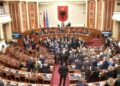 Bllokim foltoreje dhe goditje e tavolinave nga deputetët e PD, socialistët votojnë me shpejtësi ligjet