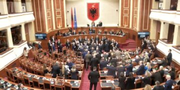 Bllokim foltoreje dhe goditje e tavolinave nga deputetët e PD, socialistët votojnë me shpejtësi ligjet
