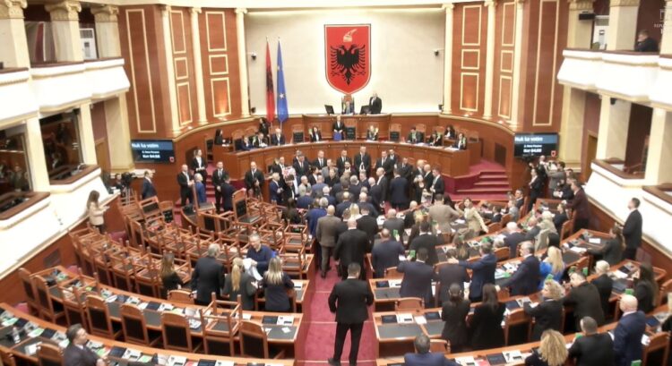 Bllokim foltoreje dhe goditje e tavolinave nga deputetët e PD, socialistët votojnë me shpejtësi ligjet