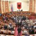 Bllokim foltoreje dhe goditje e tavolinave nga deputetët e PD, socialistët votojnë me shpejtësi ligjet