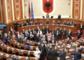 Kaos në Kuvend/ Noka përplaset me Ballën, i shkul mikrofonin dhe i hedh letrat në fytyrë