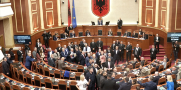 Kaos në Kuvend/ Noka përplaset me Ballën, i shkul mikrofonin dhe i hedh letrat në fytyrë
