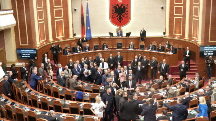 Kaos në Kuvend/ Noka përplaset me Ballën, i shkul mikrofonin dhe i hedh letrat në fytyrë