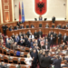 Kaos në Kuvend/ Noka përplaset me Ballën, i shkul mikrofonin dhe i hedh letrat në fytyrë