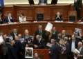 Me pankarta pro protestës së studentëve! Tensione në Kuvend, opozita bllokon foltoren