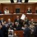Me pankarta pro protestës së studentëve! Tensione në Kuvend, opozita bllokon foltoren