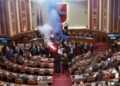 Deputetët e PD hedhin sende drejt Ramës, kryeministri largohet pas votimit për Bankën e Shqipërisë