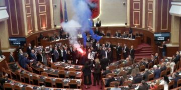 Deputetët e PD hedhin sende drejt Ramës, kryeministri largohet pas votimit për Bankën e Shqipërisë