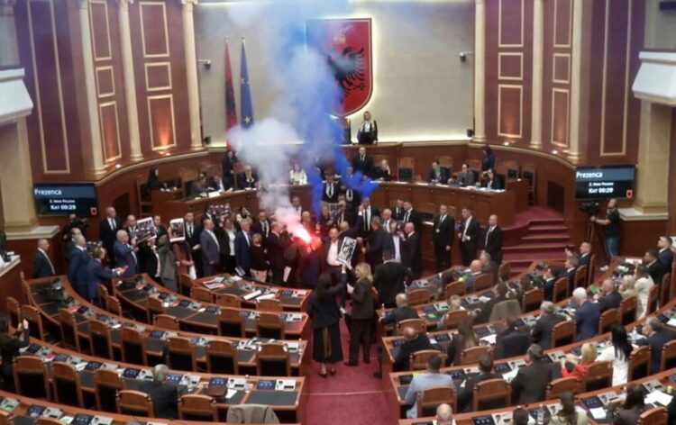 Deputetët e PD hedhin sende drejt Ramës, kryeministri largohet pas votimit për Bankën e Shqipërisë