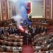 Deputetët e PD hedhin sende drejt Ramës, kryeministri largohet pas votimit për Bankën e Shqipërisë