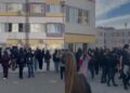 Dita e katërt e revoltës, gjimnazistët e Lezhës bojkotojnë mësimin dhe dalin në protestë në mes të qytetit